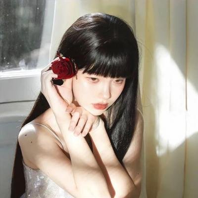泳池里的男孩